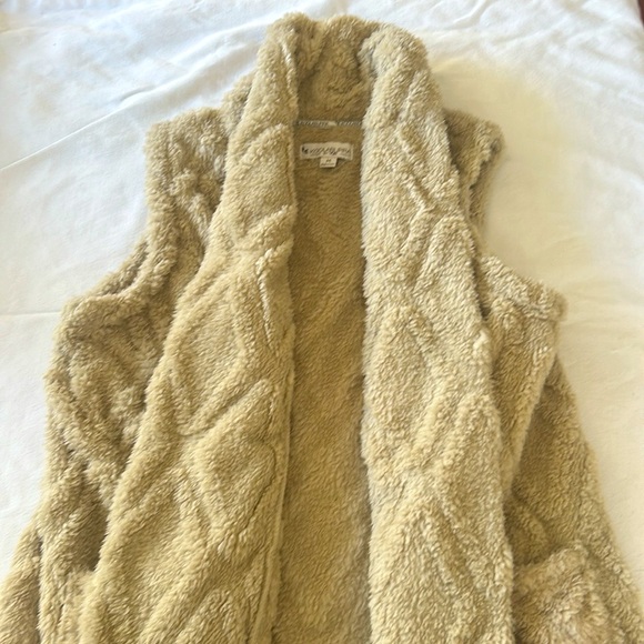 Koolaburra by Ugg cozy Sherpa vest. - Picture 2 of 5